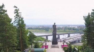 Dolly zoom. Kuzbass madencilerinin anısına dikilmiş anıt. Kemerovo şehri. Rusya