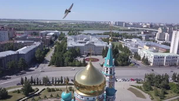 De kathedraal van de Hemelvaart van de Heilige Maagd Maria, panoramisch uitzicht op de stad. Omsk, Rusland. 4K — Stockvideo