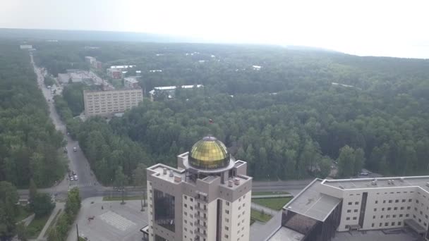 El nuevo edificio principal de la Universidad Estatal Novosibirsk. Novosibirsk, Rusia. Akademgorodok. 4K — Vídeo de stock