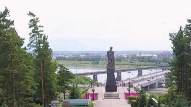 Dolly zooma. Monument - Minne till gruvarbetarna i Kuzbass. Staden Kemerovo. Ryssland — Stockvideo