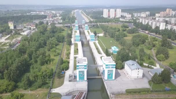 ओबी नदी पर नोवोसिबिर्स्क हाइड्रो-इलेक्ट्रिक पावर स्टेशन के शिपिंग गेटवे। 4K — स्टॉक वीडियो