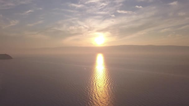 Russland, Baikalsee, Insel Olchon, Sonnenuntergang über der Kleinen Meeresbucht. 4K — Stockvideo