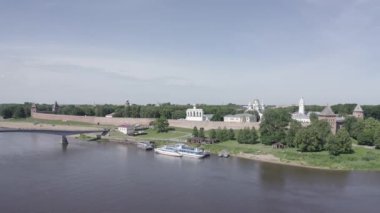 Veliky Novgorod, Rusya. Novgorod Kremlin (Detinets), Volkhov Nehri. Şehrin üzerinde uçuş. 4K