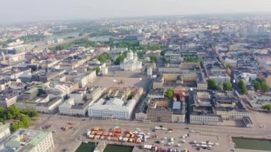 Helsinki, Finlandiya. Şehir merkezinin hava manzarası. Helsinki Katedrali. Senato karesi. Pazar Meydanı. 4K