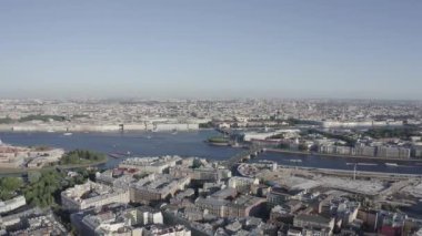 Saint-Petersburg, Rusya. Neva Nehri. Panoramik hava manzarası. Birzhevoy Köprüsü, Vasilyevsky Adası 'ndan tükürük. 4K