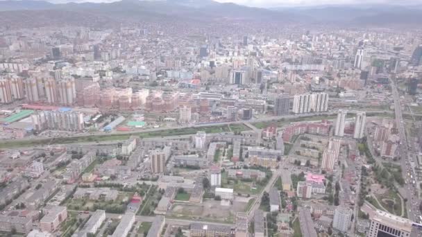 Mongolië, Ulaanbaatar Panorama van de stad vanuit een vogelperspectief bij bewolkt weer. 4K — Stockvideo
