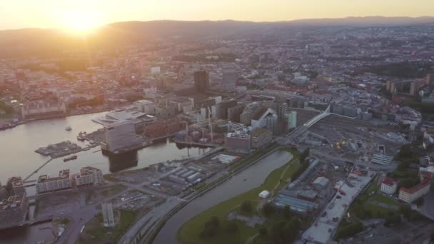 Oslo, Noruega. Ópera de Oslo. Operahuset Oslo. Vista de la ciudad. Puesta de sol. 4K — Vídeo de stock