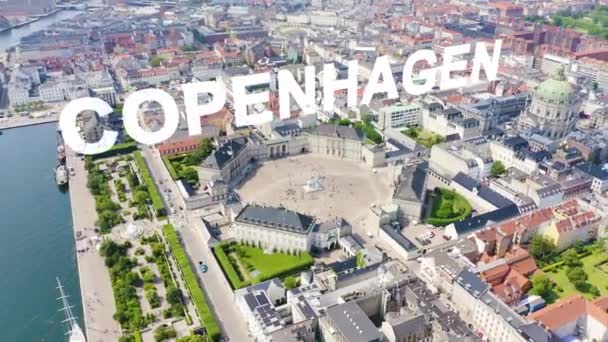 Копенгаген, Дания. Амалиенборг. Дворцовый комплекс XVIII века в стиле рококо. 4K — стоковое видео