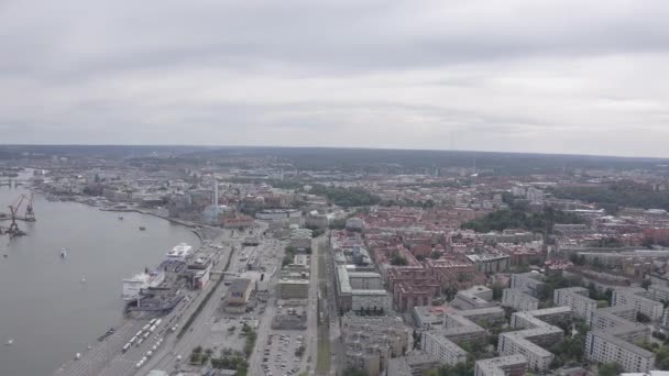 Göteborg, Svédország. Kilátás a városra és a folyóra Goeta Elv. A város történelmi központja. Felhős az idő. 4K — Stock videók