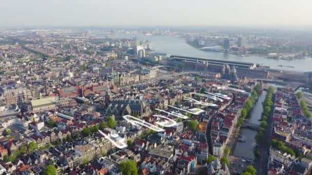 네덜란드 암스테르담. 암스테르담 중앙역 (Amsterdam Centraal) 을 향해 도시 지붕 위를 날고 Oudekerk 교회 (De Oude Kerk) 주변을 돌았다. 4K — 비디오