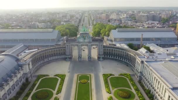 Bruselas, Bélgica. Parque del Cincuentenario. Park Senkantoner. El Arco del Triunfo de Bruselas (Puerta de Bruselas). 4K — Vídeo de stock