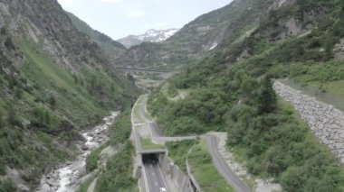 Zürih, İsviçre. Gökyüzünden şehrin panoraması. Zürih Gölü manzarası. Limmat Nehri Sona Eriş Alanı. 4K