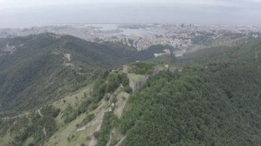 Ceneviz, İtalya. Forte Sperone, 19. yüzyıl Ceneviz tahkimatlarının önemli bir noktasıdır ve Mura Nuove 'un tepesinde yer almaktadır. Ceneviz manzarası. 4K
