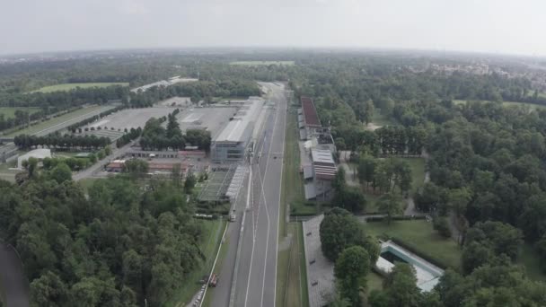 イタリアのモンツァ。オートドロモ・ナツィオナーレ・モンツァ（Autodromo Nazionale Monza）は、ミラノの北、イタリアのモンツァに近いレーストラックである。F1グランプリの会場。空気中から。4K — ストック動画