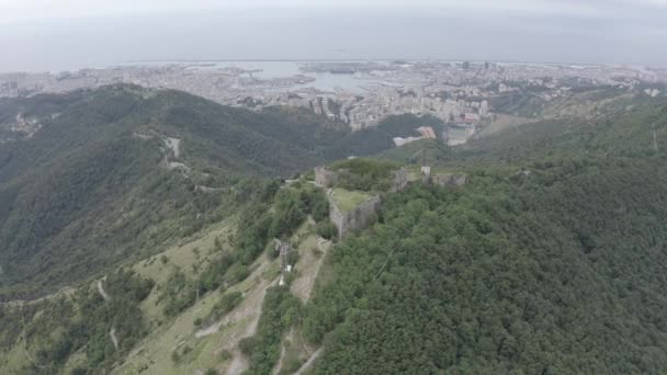 Генуя, Италия. Форте-Спероне является ключевым пунктом генуэзских укреплений XIX века и расположен на вершине Мура-Нуве. Вид Генуи. 4K — стоковое видео