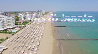 İtalya, Jesolo. Lido di Jesolo ya da Jesolo Lido, Venedik 'in Jesolo şehrinin plaj bölgesi. 4K