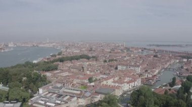Venedik, İtalya. Venedik 'in tarihi merkezinin panoramik manzarası. Güneşli bir gün. 4K