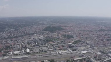 Graz, Avusturya. Tarihi şehir merkezi hava manzarası. Schlossberg Dağı (Castle Hill). 4K