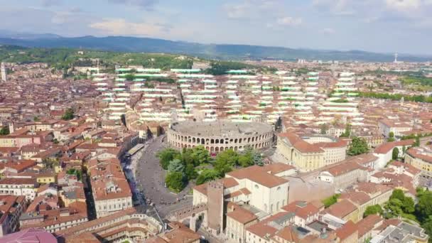Verona, Italia. Volando sobre el centro histórico de la ciudad. Arena di Verona, verano. 4K — Vídeo de stock