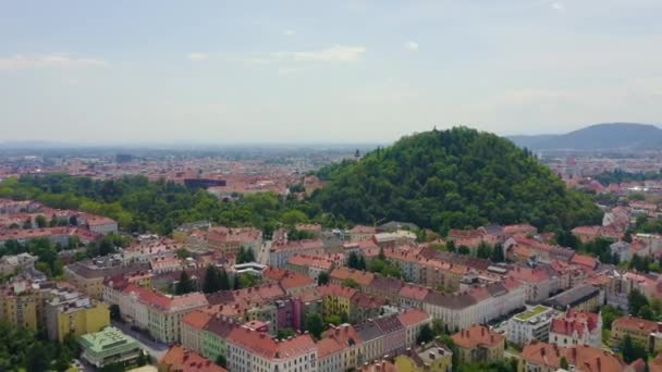 Грац, Австрия. Вид на исторический центр города с воздуха. Гора Шлоссберг (Castle Hill). 4K — стоковое видео