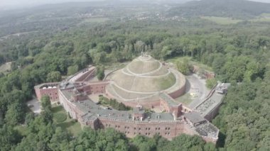 Krakow, Polonya. Barrow Kosciuszko (Krakow). Tarihi anıt. Höyüğün inşası 1823 yılında tamamlandı. 4K