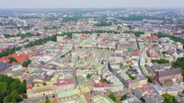 Krakow, Polonya. Ana Meydan. 13. yüzyılın büyük şehir meydanı. Tarihi merkezin manzarası. 4K