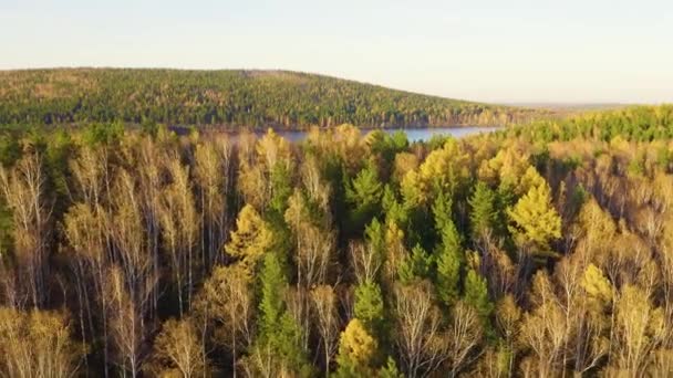 Jekaterinburg, Russland. Der Peschanoye-See (Sandig) ist rechteckig und im Herbst von Wald umgeben. Sonnenuntergang. 4K — Stockvideo