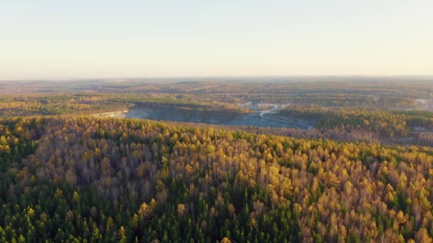 Кам'яна кар'єра в лісі. Під час заходу сонця над осіннім змішаним лісом. Оточення Єкатеринбурга. Урал, Росія. 4K — стокове відео