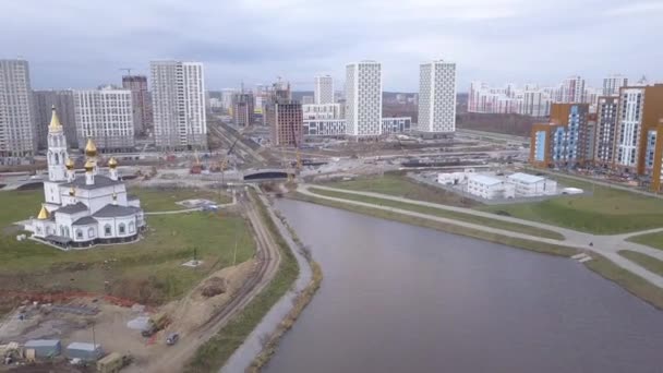 Ekaterinburg, Rusya. Köprü ve evlerin inşaatı. Yeni İnşaat Alanı - Akademicheskiy (Akademik). 4K — Stok video