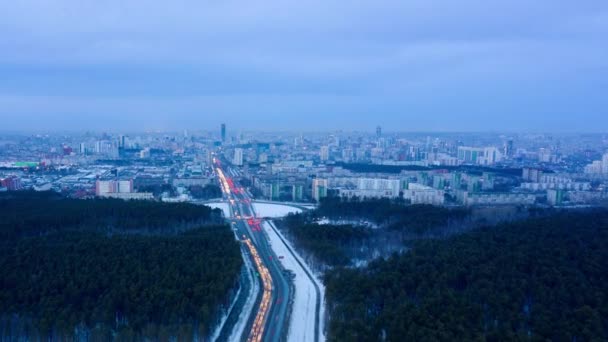 Ekaterinburg, Rusia. Hiperlapso desde el aire. Vista hacia el centro de la ciudad. Se acerca la noche. Volando sobre una carretera iluminada con coches. 4K — Vídeos de Stock