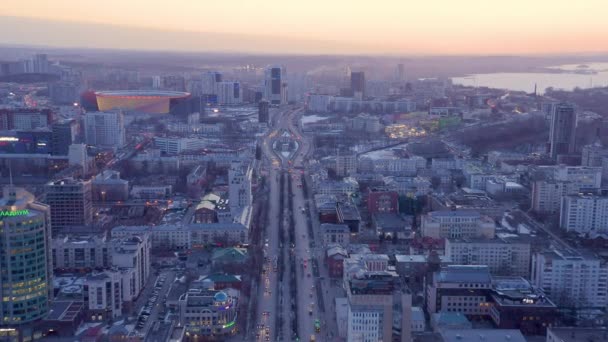 러시아 예카테린부르크 2020 백라이트에 예카테린부르크 레닌대로 Yekaterinburg Lenin Avenue 거리이다 — 비디오