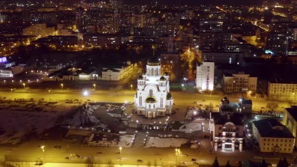 Ekaterinburg, Rússia. Templo no Sangue. Cidade noturna no início da primavera. 4K — Vídeo de Stock
