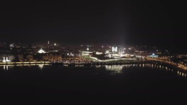 Kazan, Rusya. Kazan Kremlin 'in hava görüntüsü. Gece vakti. 4K