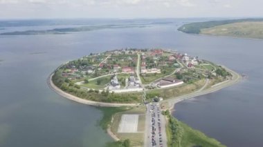 Sviyazhsk, Rusya. Sviyazhsk Adası 'nın havadan görünüşü. 4K