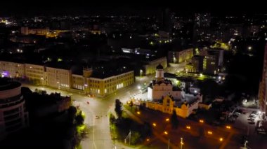 Ivanovo, Rusya. Ivanovo şehir merkezinde gece uçuşu. Hayat Veren Üçleme Tapınağı. 4K