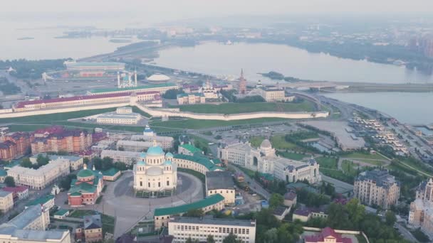 Καζάν, Ρωσία. Αεροφωτογραφία του Κρεμλίνου του Καζάν και του καθεδρικού ναού του Καζάν νωρίς το πρωί. 4K — Αρχείο Βίντεο