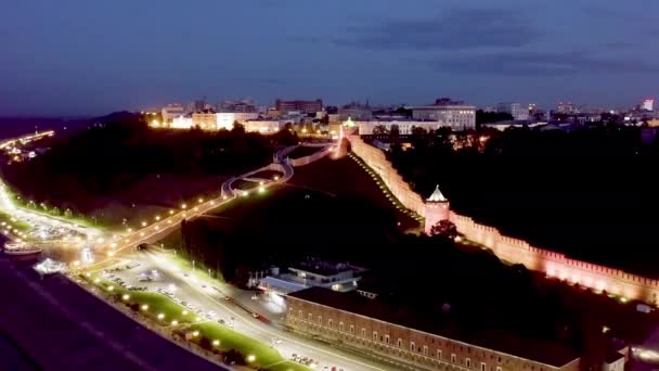 Nizhny Novgorod, Rusia. Vista aérea de las murallas del Kremlin de Nizhny Novgorod y las escaleras de Chkalvskaya. Noche. 4K — Vídeo de stock