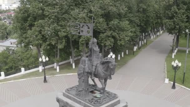 Rusia, Vladimir. Vuelo sobre la ciudad. Uno de los principales atractivos de la ciudad es el Monumento al Príncipe Vladimir y San Fiódor. 4K — Vídeo de stock