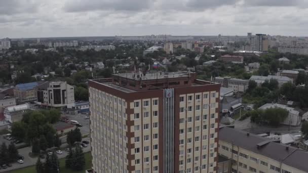 Ivanovo, Rusia. Vuelo sobre el centro de la ciudad. Administración de Ivanovo con el escudo de armas de la ciudad. 4K — Vídeo de stock