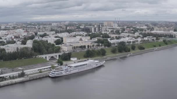 Rusya, Yaroslavl. Şehrin üzerinde uçuş. Rus Demiryolları binası, Volga Nehri seti. Yolcu gemisi Mstislav Rostropovich. 4K — Stok video