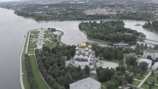 Yaroslavl, Ρωσία. Καθεδρικός ναός της Κοιμήσεως της Θεοτόκου (Καθεδρικός Ναός Κοιμήσεως της Θεοτόκου). 4K — Αρχείο Βίντεο