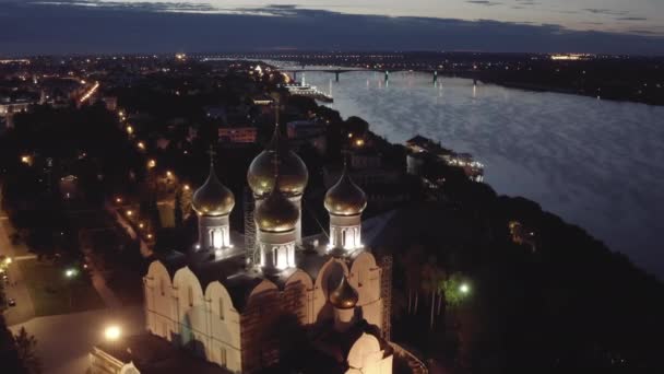 Yaroslavl, Russie. Cathédrale de l'Assomption de la Bienheureuse Vierge Marie (cathédrale de l'Assomption). Lumières de la ville après le coucher du soleil, crépuscule. 4K — Video