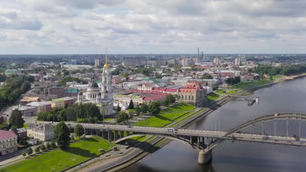 Rybinsk, Oroszország. Rybinsk híd. Híd a Volga folyó felett, található a város Rybinsk, Jaroszlavl régióban. 4K — Stock videók