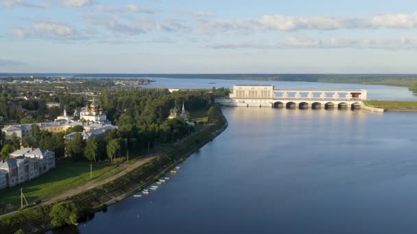 Uglich, Rusland. Waterkrachtcentrale Uglich aan de Wolga in de regio Yaroslavl. Onderdeel van de Wolga-Kama waterval van hydro-elektrische centrales. Vroege ochtend. 4K — Stockvideo