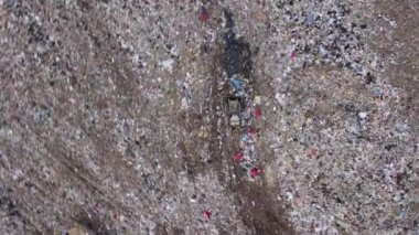 Traktör, Rusya 'nın Yekaterinburg kentindeki çöp sahalarına çöp taşıyor. 4K