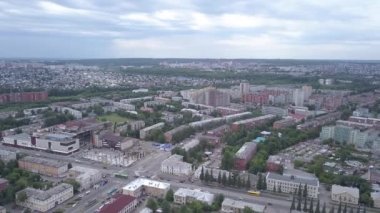 Yangından sonraki alışveriş merkezi manzarası. Şehrin panoramasına git. Kemerovo, Rusya. 4K
