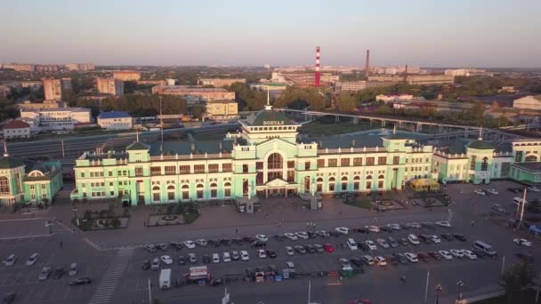 Centralny dworzec kolejowy miasta Omsk. Budynek stacji. Zachód słońca. Rosja. 4K — Wideo stockowe