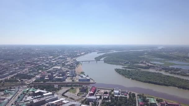 Злиття річок Іртиш і Ом, панорамний вид міста. Омськ, Росія. 4K — стокове відео
