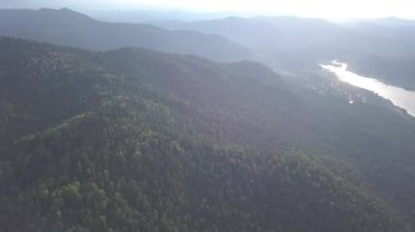 Teletskoe Gölü yakınlarındaki tepelerde İHA kazası. Yönlendirilmemiş rotasyon. Rusya, Altai. 4K