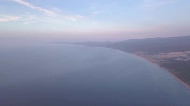 Ρωσία, λίμνη Baikal, νήσος Olkhon, ηλιοβασίλεμα πάνω από το μικρό κόλπο της θάλασσας. Κέιπ Σαγκάν-Κουσούν. 4K — Αρχείο Βίντεο